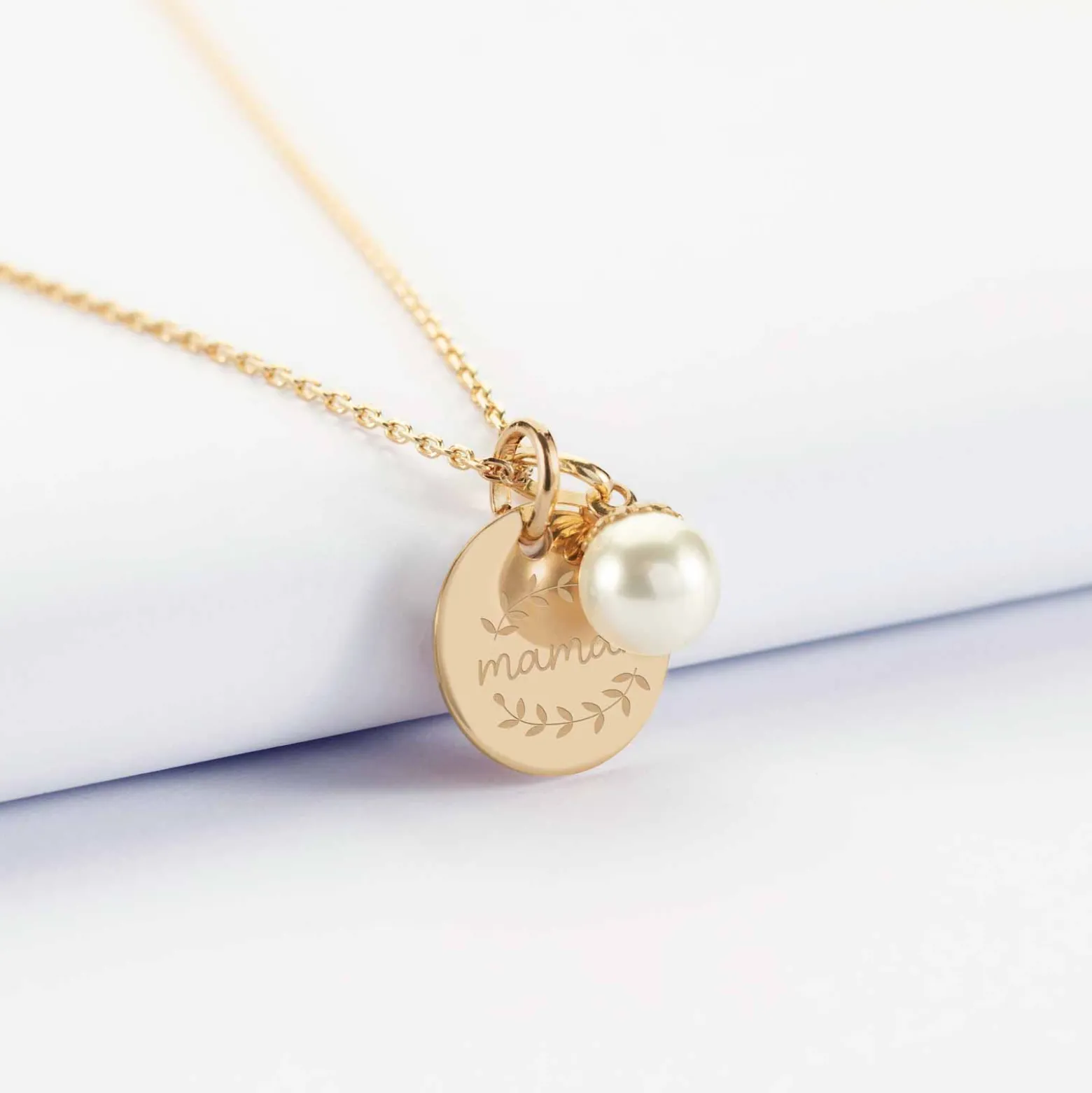 Pendentif personnalisé médaille gravée plaqué or 15 mm et breloque perle nacre 10 mm