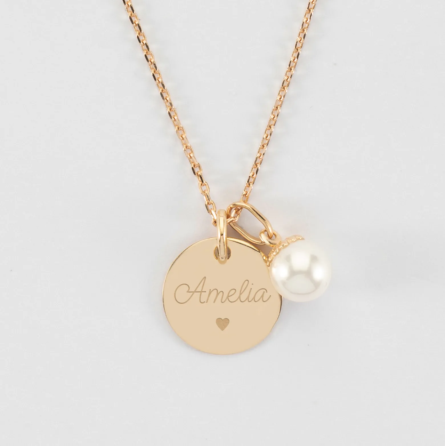 Pendentif personnalisé médaille gravée plaqué or 15 mm et breloque perle nacre 10 mm