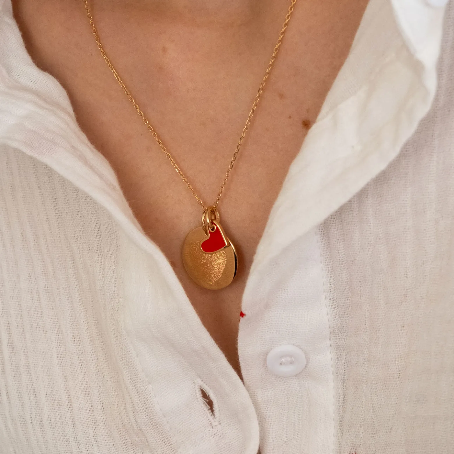 Pendentif personnalisé médaille gravée plaqué or 19 mm et breloque coeur email 10 mm