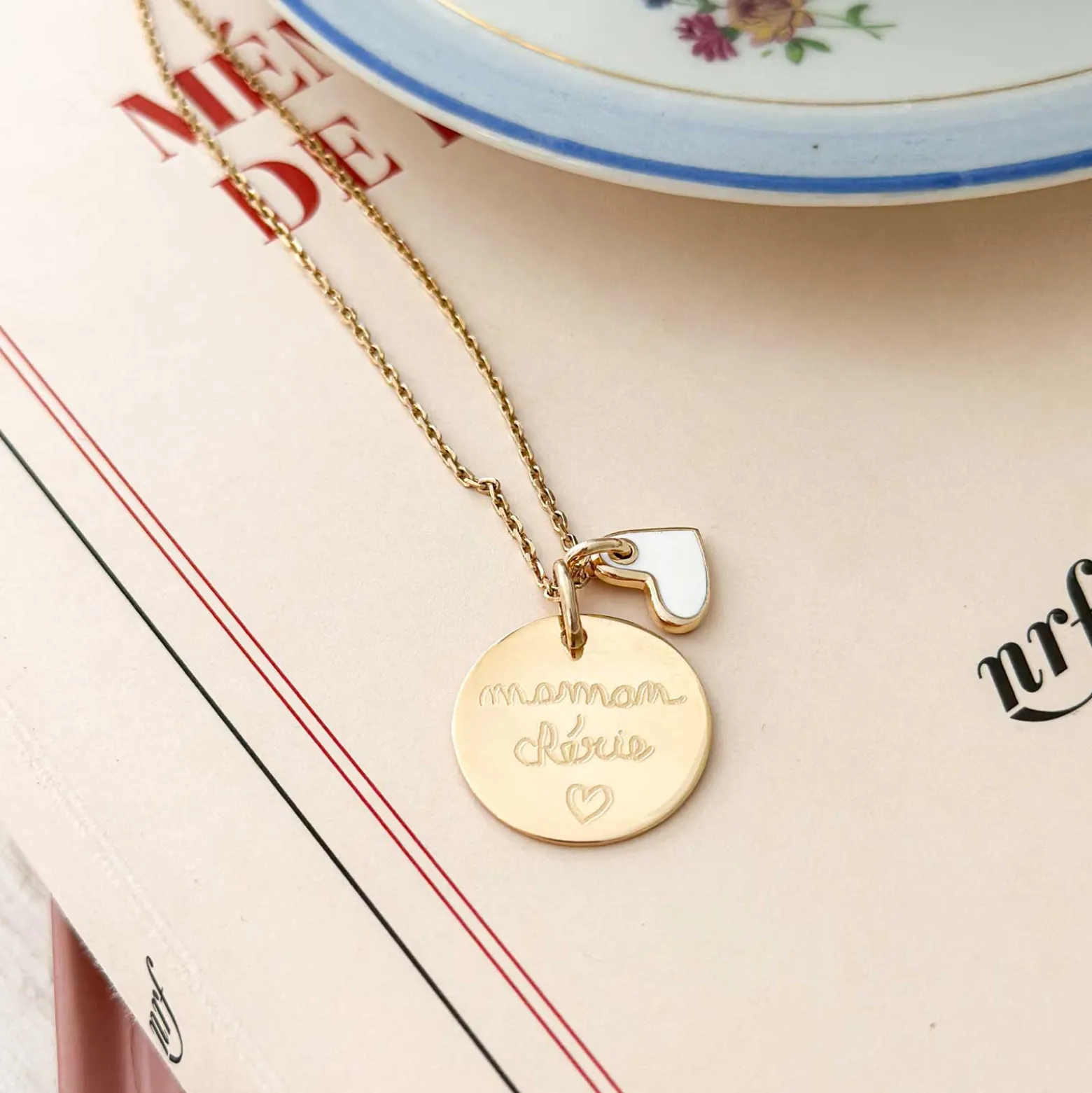 Pendentif personnalisé médaille gravée plaqué or 19 mm et breloque coeur email 10 mm