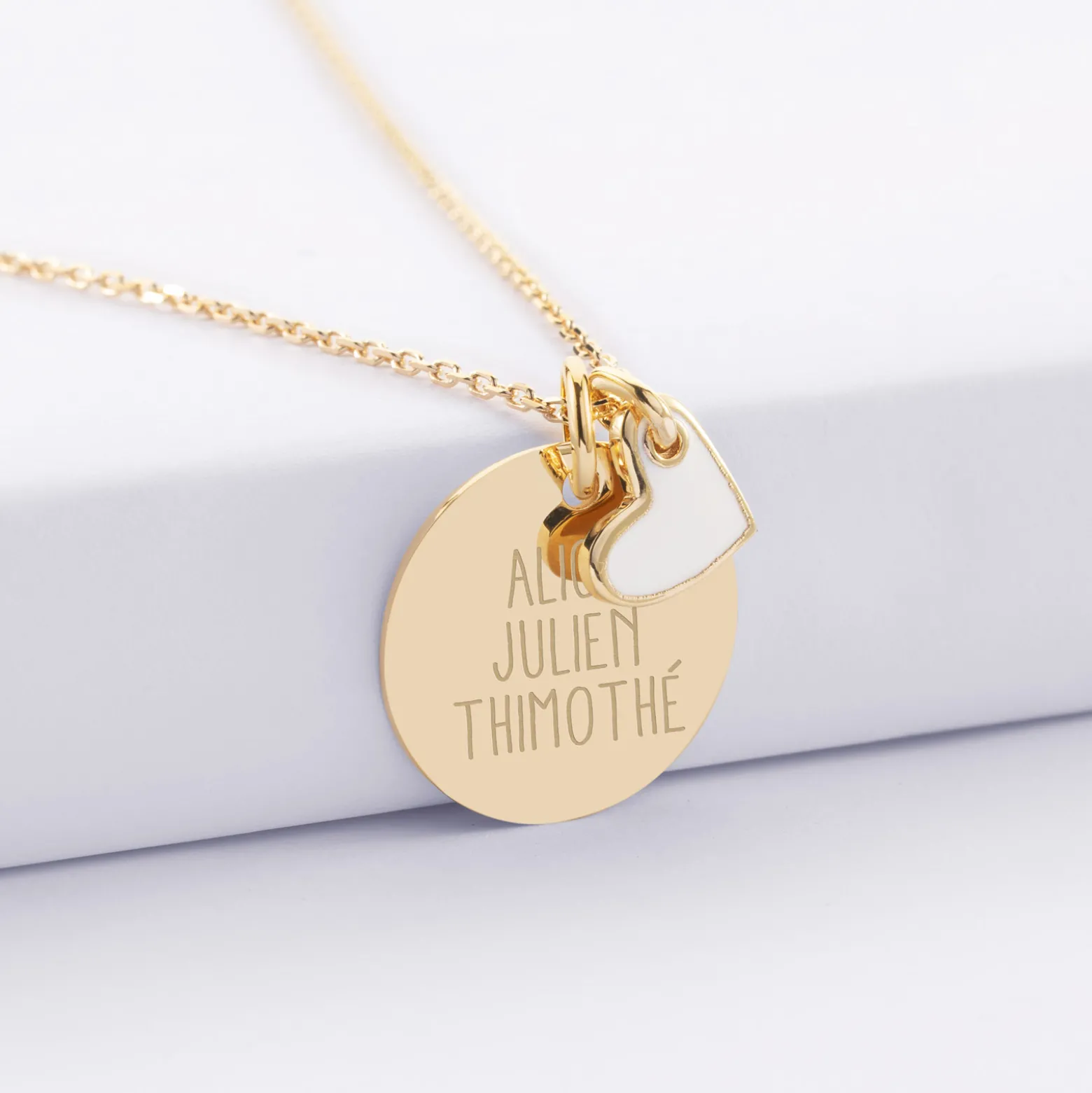 Pendentif personnalisé médaille gravée plaqué or 19 mm et breloque coeur email 10 mm