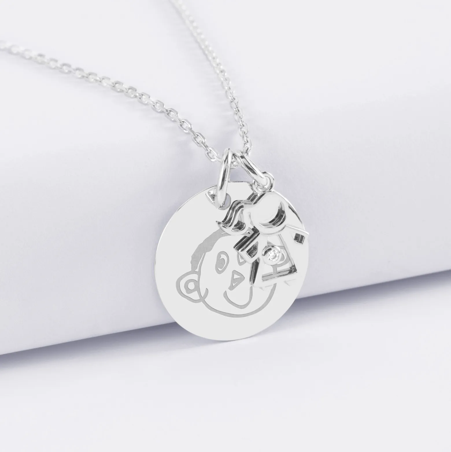 Pendentif personnalisé médaille gravée argent 19 mm et breloque petite fille zircon 12 mm