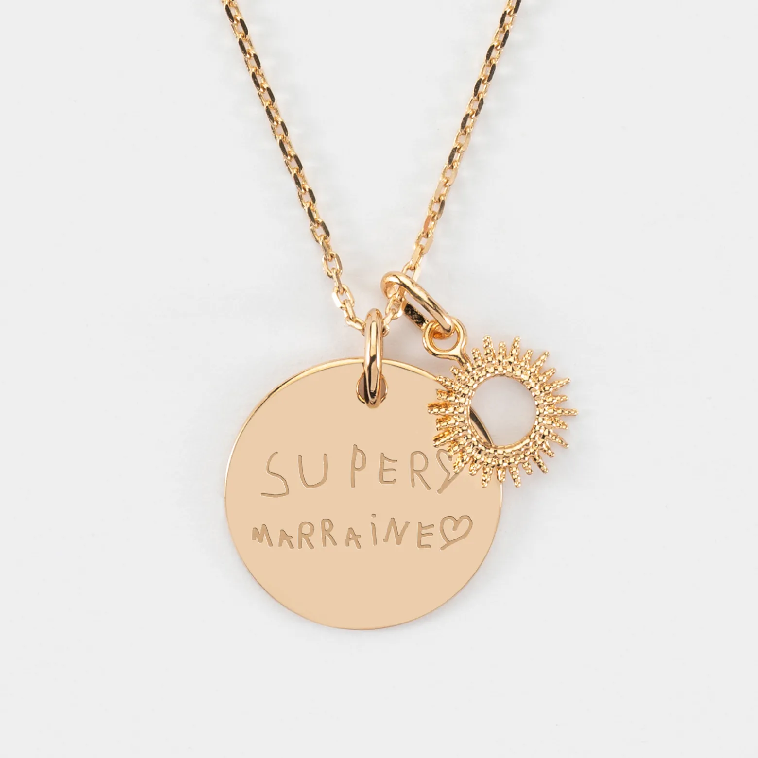 Pendentif personnalisé médaille gravée plaqué or 19 mm et breloque soleil 10 mm