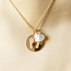 Pendentif personnalisé médaille gravée plaqué or 19 mm et breloque nacre 10 mm
