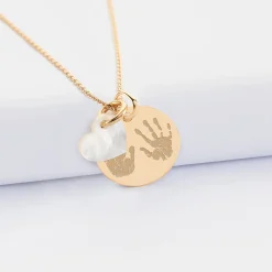 Pendentif personnalisé médaille gravée plaqué or 19 mm et breloque nacre 10 mm