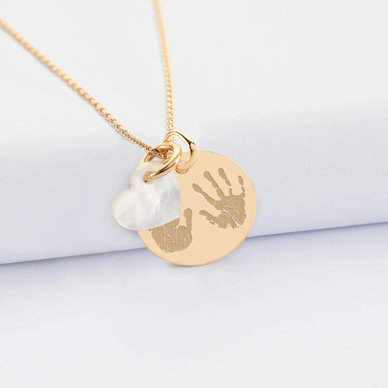 Pendentif personnalisé médaille gravée plaqué or 19 mm et breloque nacre 10 mm