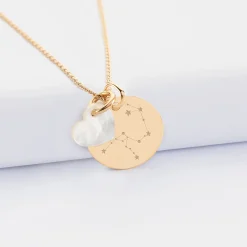 Pendentif personnalisé médaille gravée plaqué or 19 mm et breloque nacre 10 mm