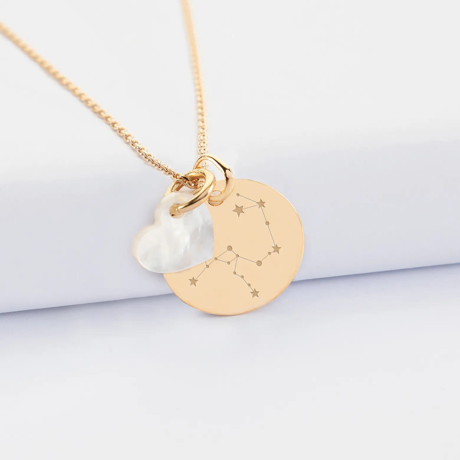 Pendentif personnalisé médaille gravée plaqué or 19 mm et breloque nacre 10 mm