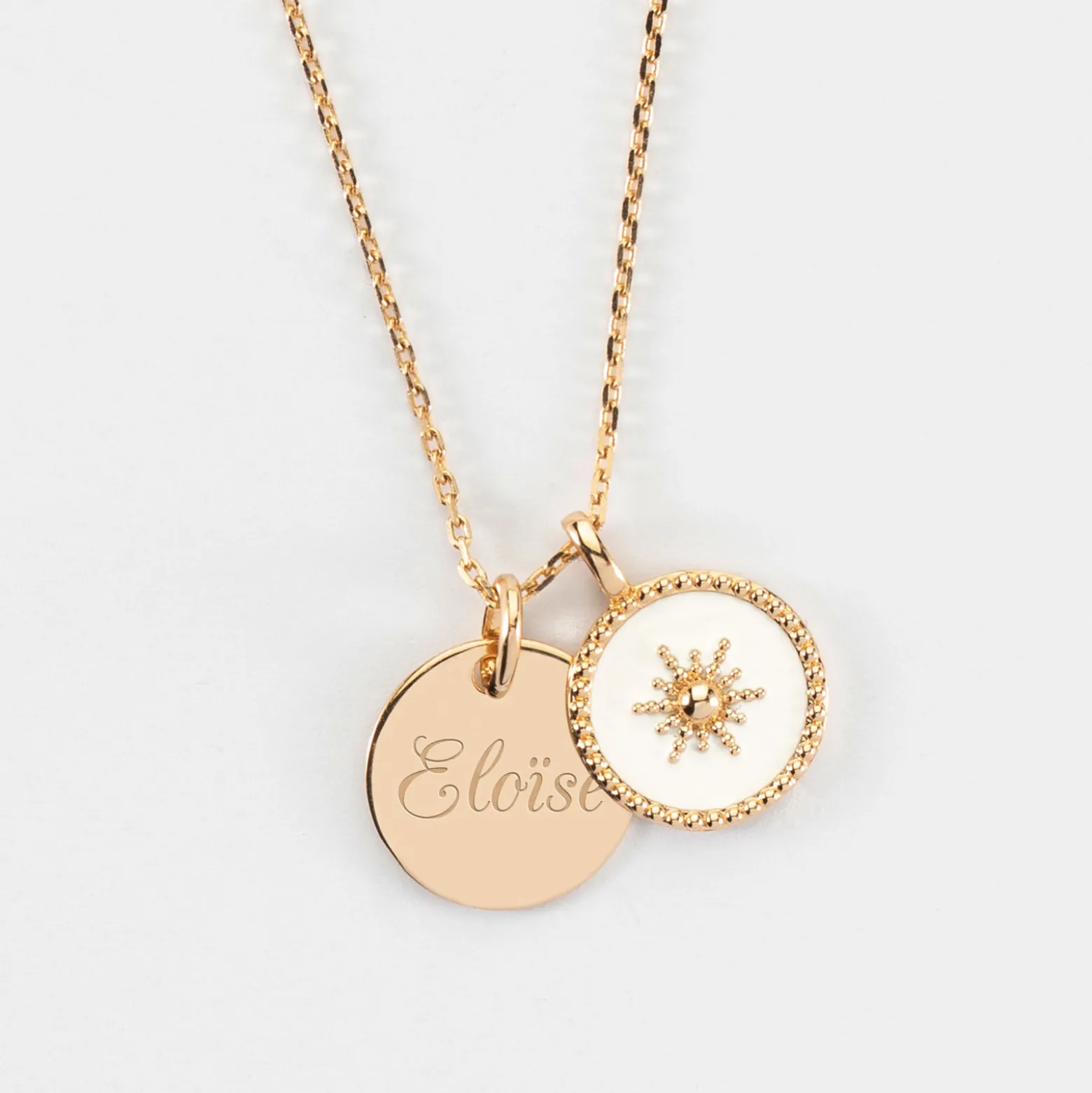 Pendentif personnalisé médaille gravée plaqué or 15 mm et breloque email blanc soleil 14 mm