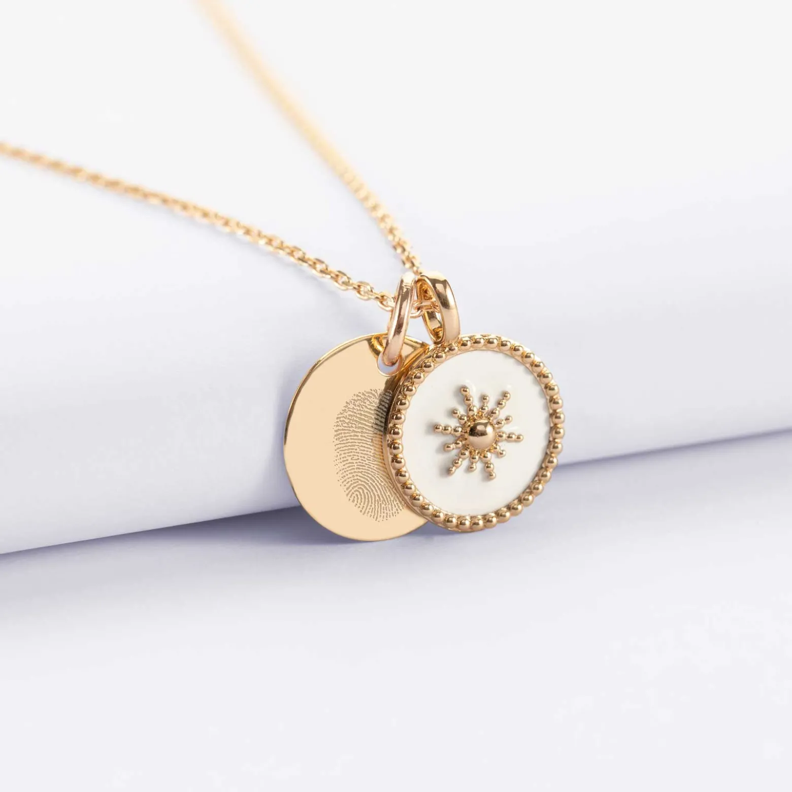 Pendentif personnalisé médaille gravée plaqué or 15 mm et breloque email blanc soleil 14 mm