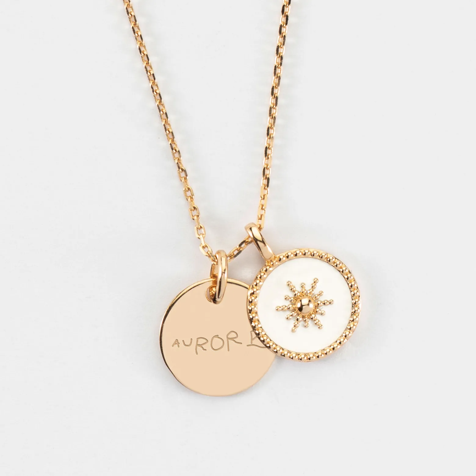 Pendentif personnalisé médaille gravée plaqué or 15 mm et breloque email blanc soleil 14 mm