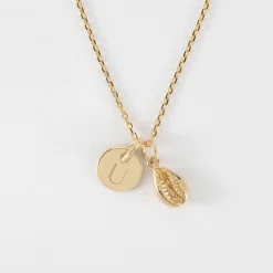 Pendentif personnalisé médaille gravée plaqué or 10 mm et breloque coquillage cauri 10 mm