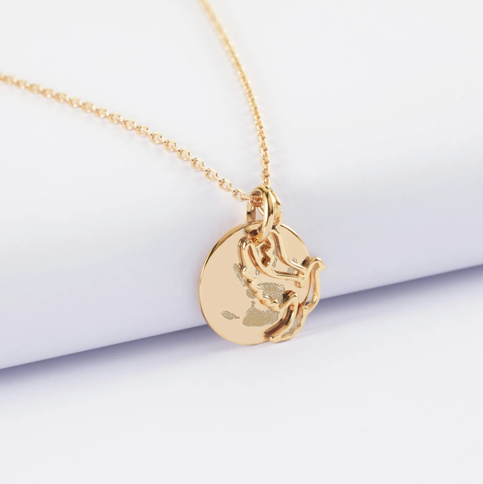 Pendentif personnalisé médaille gravée plaqué or 15 mm et breloque colombe 18 mm