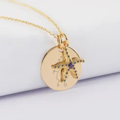Pendentif personnalisé médaille gravée plaqué or 19 mm et breloque étoile de mer scintillante zircons bleus 15 mm