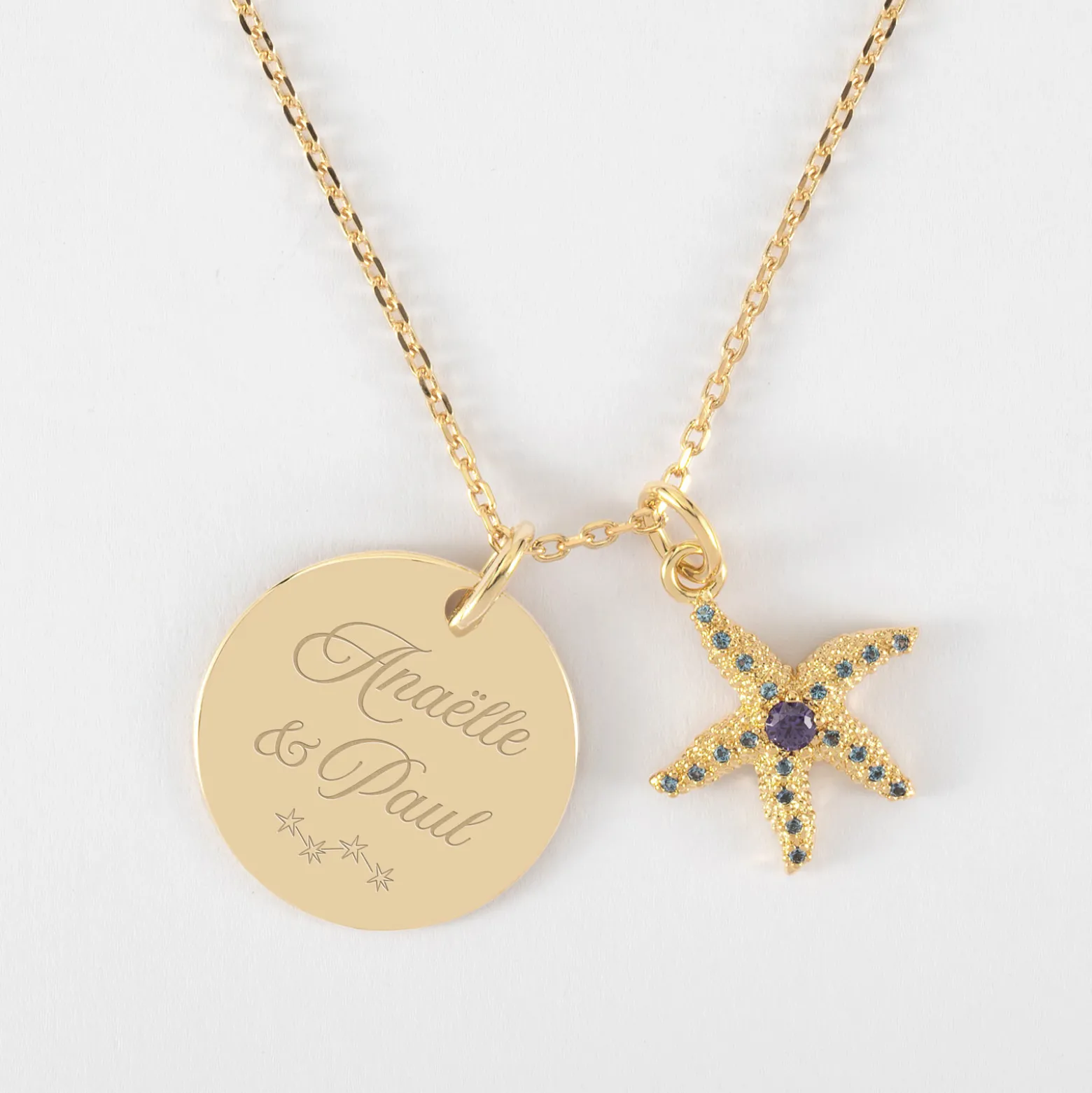 Pendentif personnalisé médaille gravée plaqué or 19 mm et breloque étoile de mer scintillante zircons bleus 15 mm