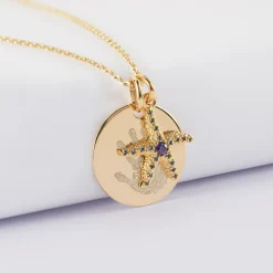 Pendentif personnalisé médaille gravée plaqué or 19 mm et breloque étoile de mer scintillante zircons bleus 15 mm