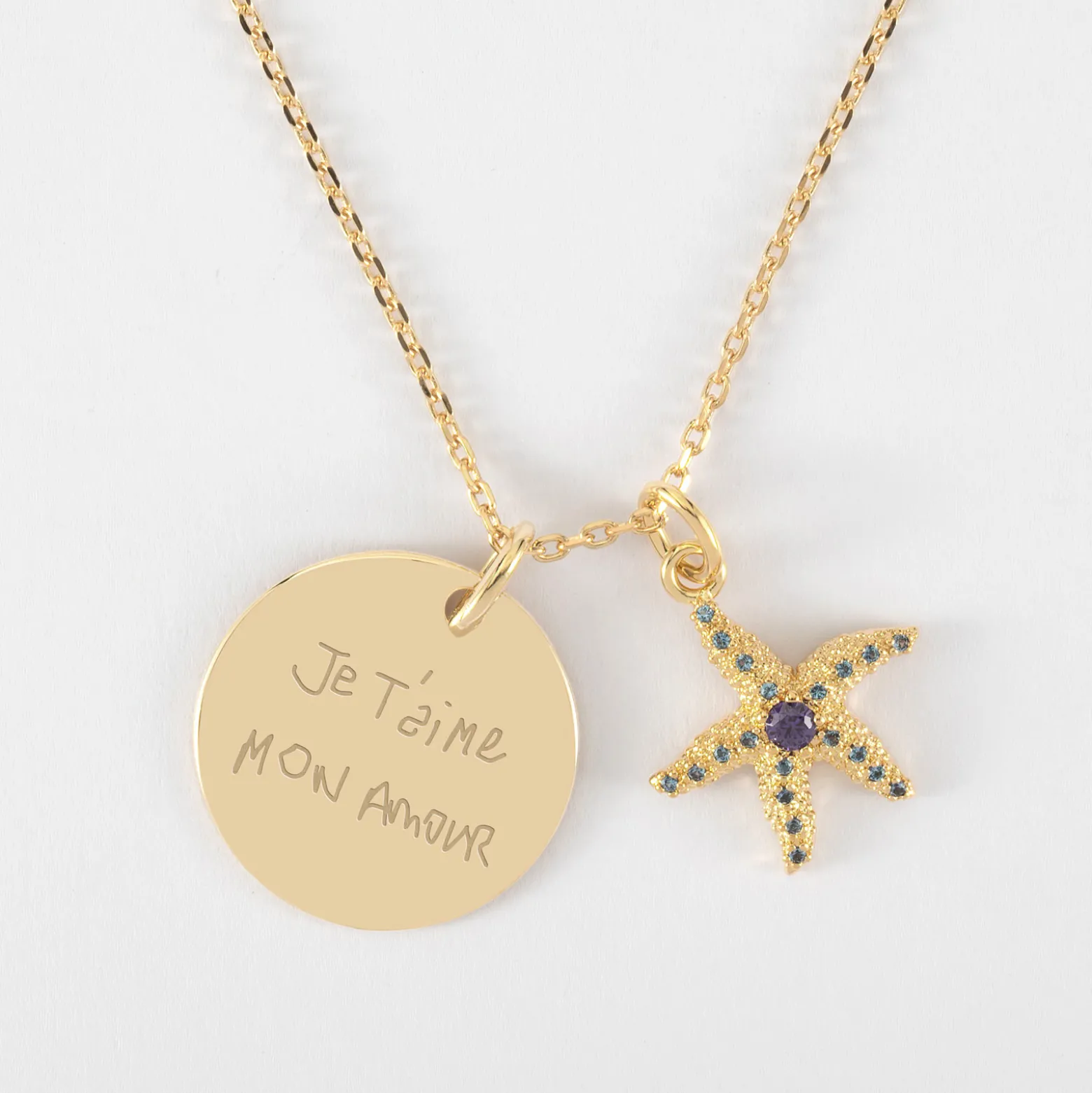 Pendentif personnalisé médaille gravée plaqué or 19 mm et breloque étoile de mer scintillante zircons bleus 15 mm