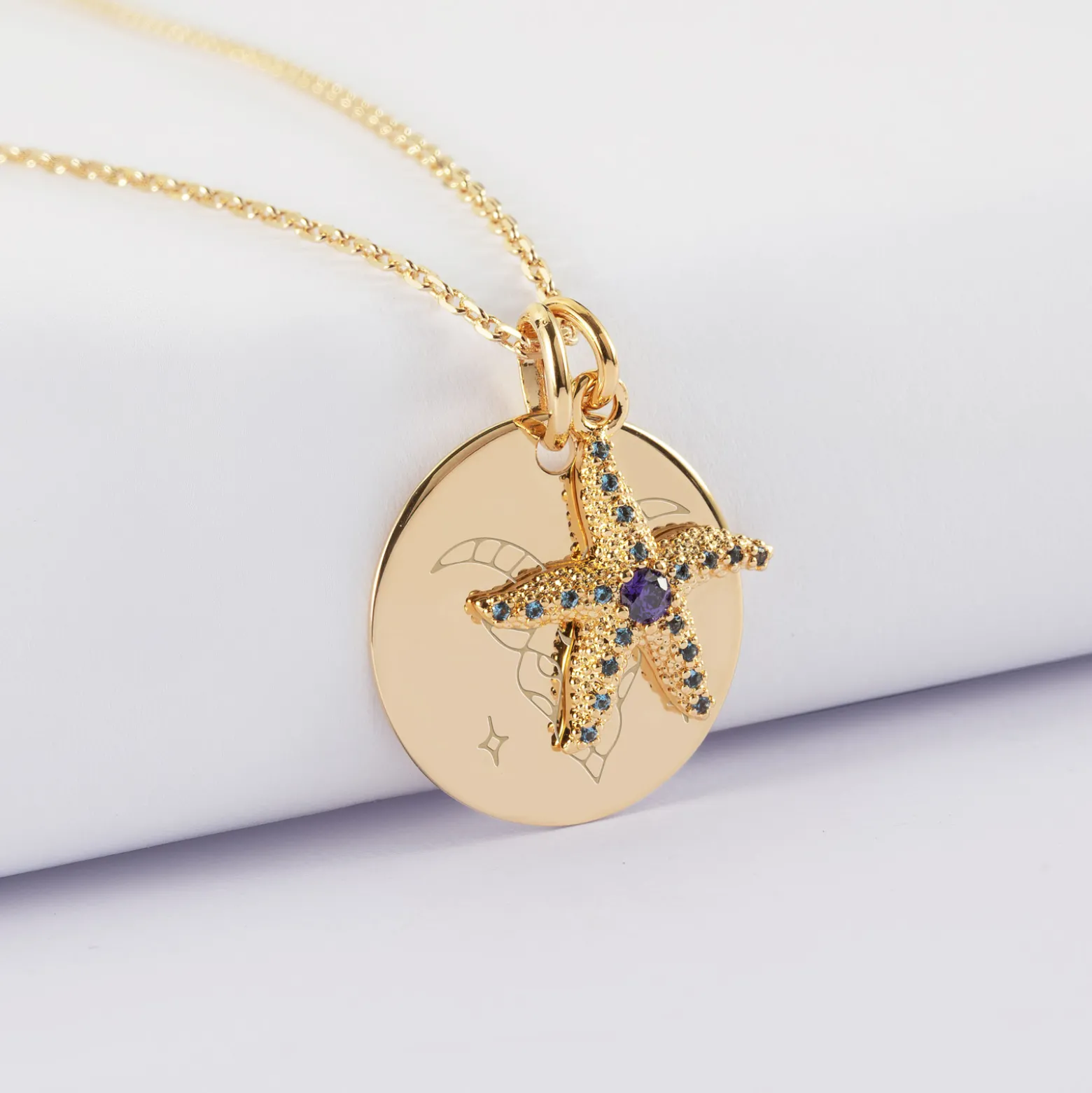 Pendentif personnalisé médaille gravée plaqué or 19 mm et breloque étoile de mer scintillante zircons bleus 15 mm