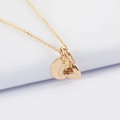Pendentif personnalisé médaille gravée plaqué or 10 mm et breloque petit coeur bombé 7 mm - HappyBulle x Atelier Wagram