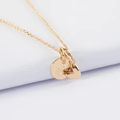 Pendentif personnalisé médaille gravée plaqué or 10 mm et breloque petit coeur bombé 7 mm - HappyBulle x Atelier Wagram