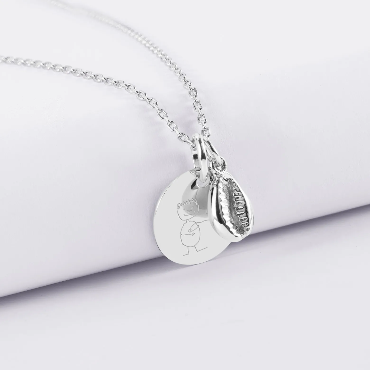 Pendentif personnalisé médaille gravée argent 15 mm et breloque coquillage cauri 10 mm