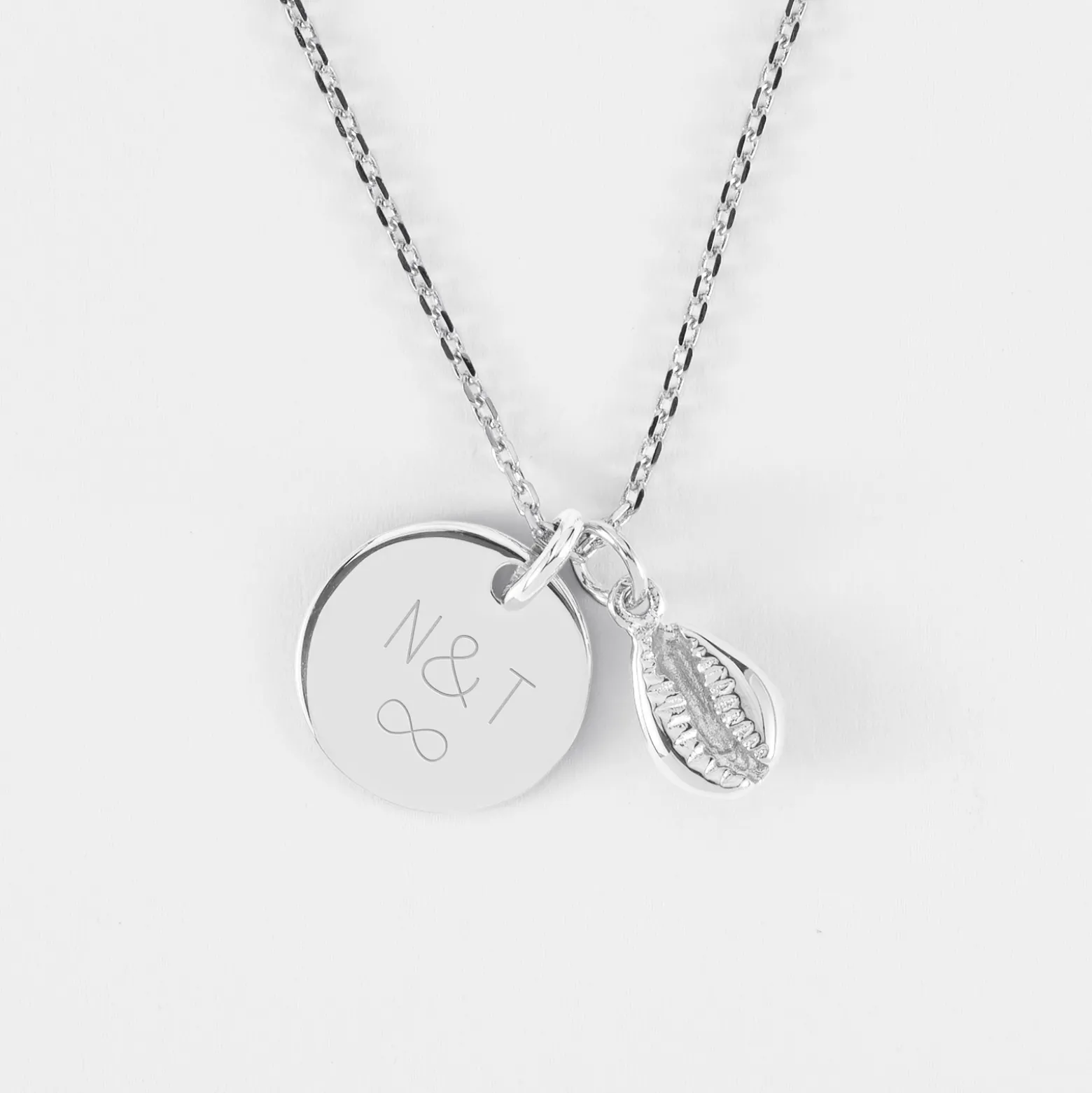 Pendentif personnalisé médaille gravée argent 15 mm et breloque coquillage cauri 10 mm