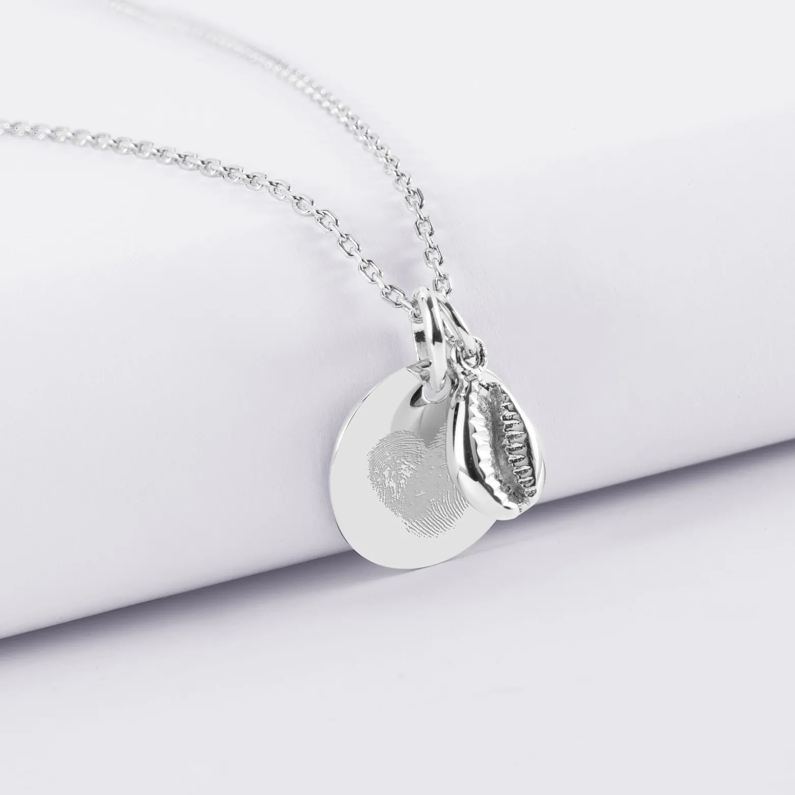 Pendentif personnalisé médaille gravée argent 15 mm et breloque coquillage cauri 10 mm