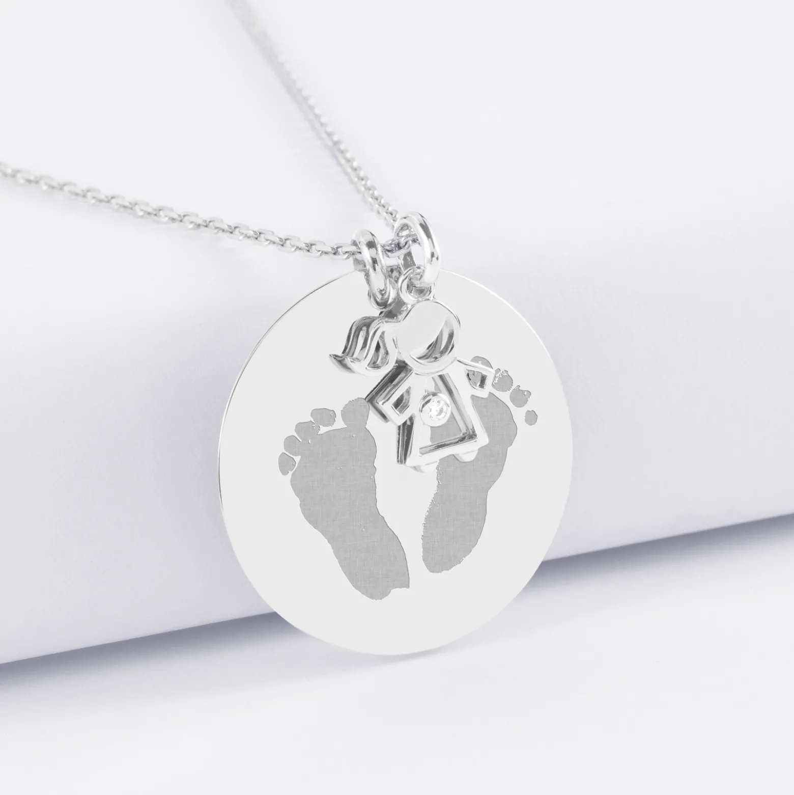 Pendentif personnalisé médaille gravée argent 27 mm et breloque petite fille zircon 12 mm