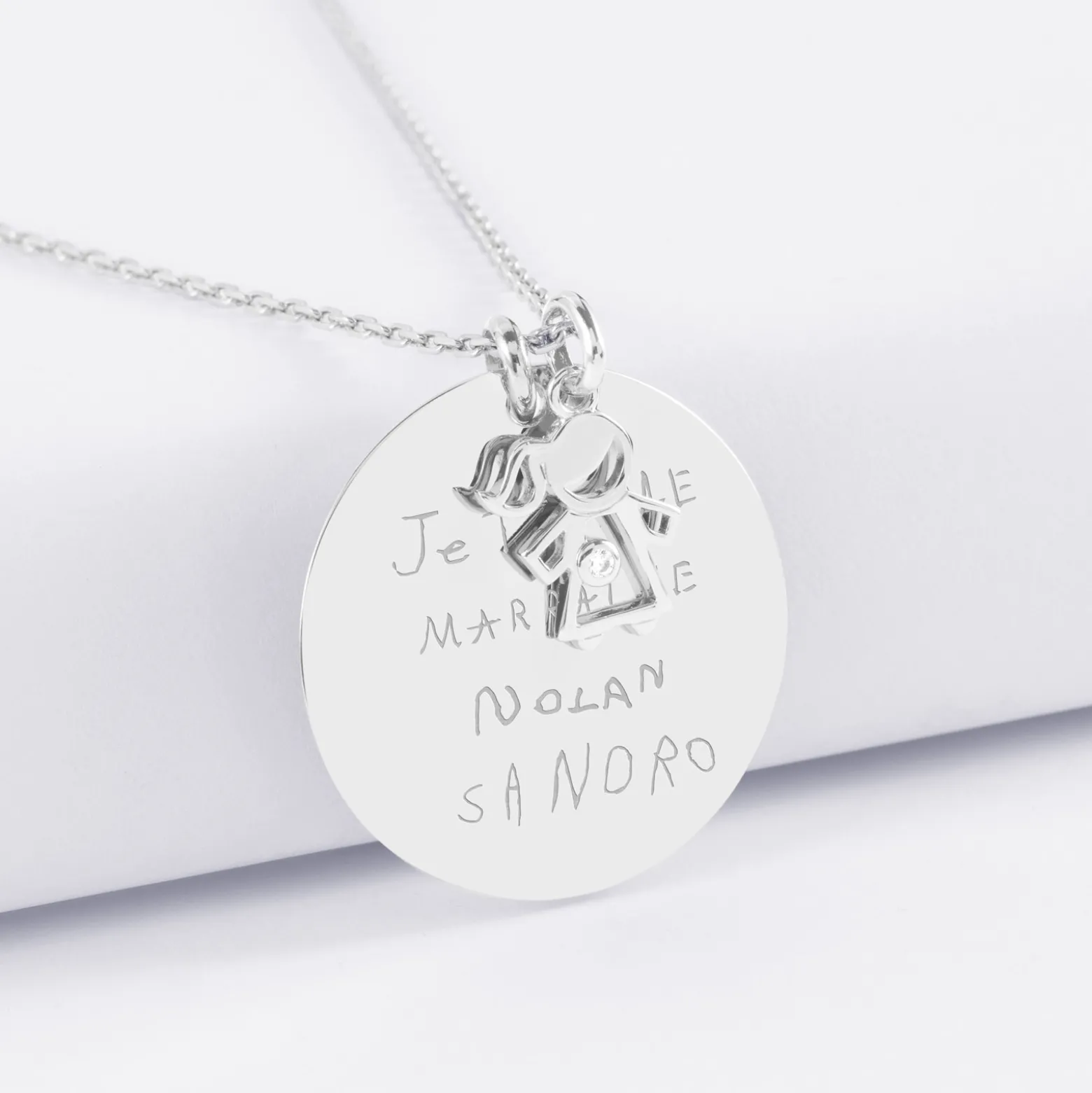 Pendentif personnalisé médaille gravée argent 27 mm et breloque petite fille zircon 12 mm