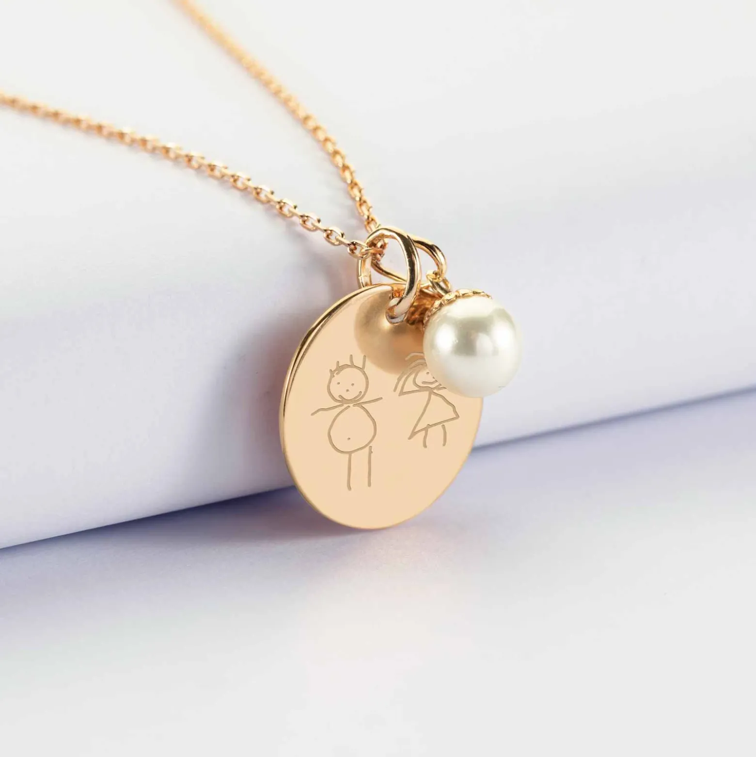 Pendentif personnalisé médaille gravée plaqué or 19 mm et breloque perle nacre 10 mm