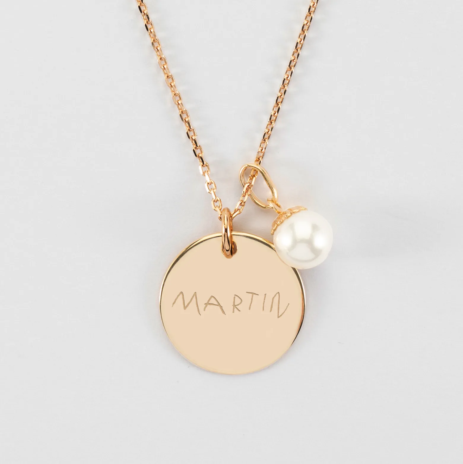 Pendentif personnalisé médaille gravée plaqué or 19 mm et breloque perle nacre 10 mm