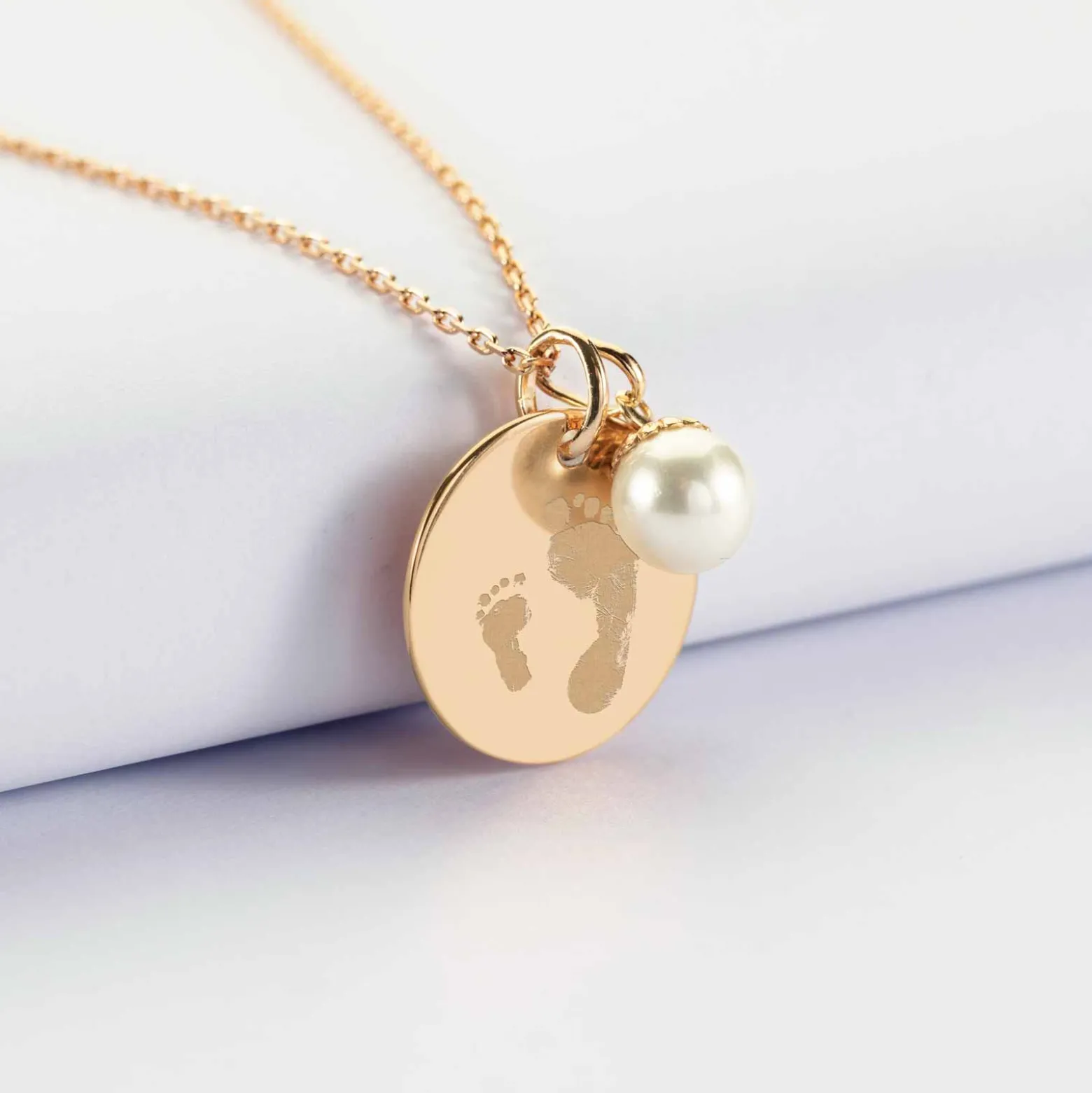 Pendentif personnalisé médaille gravée plaqué or 19 mm et breloque perle nacre 10 mm