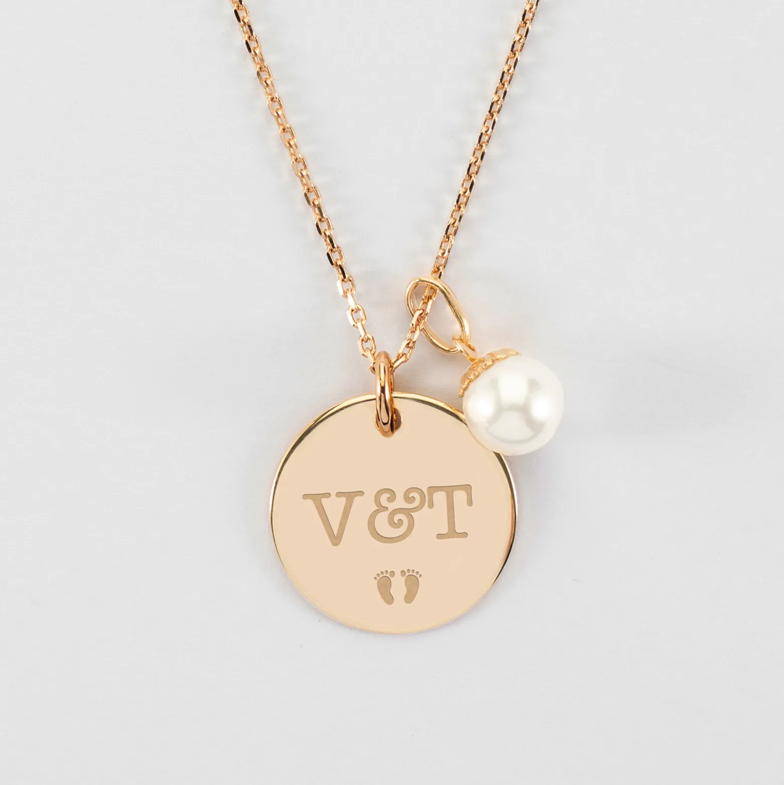 Pendentif personnalisé médaille gravée plaqué or 19 mm et breloque perle nacre 10 mm