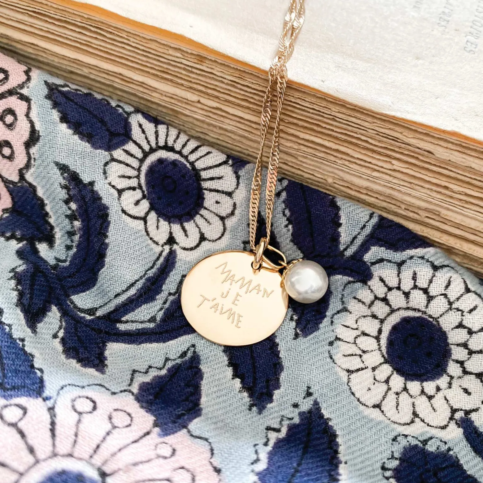 Pendentif personnalisé médaille gravée plaqué or 19 mm et breloque perle nacre 10 mm