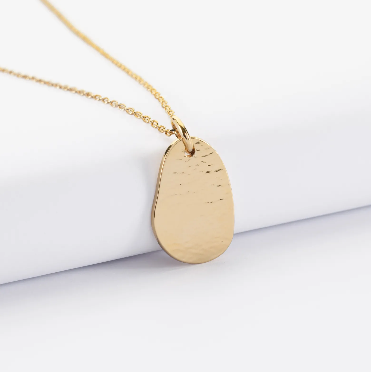 Pendentif personnalisé médaille gravée martelée plaqué or goutte 19x21 mm