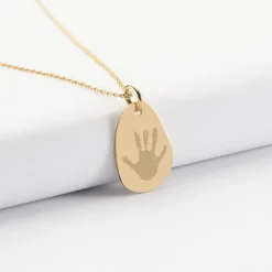 Pendentif personnalisé médaille gravée martelée plaqué or goutte 19x21 mm
