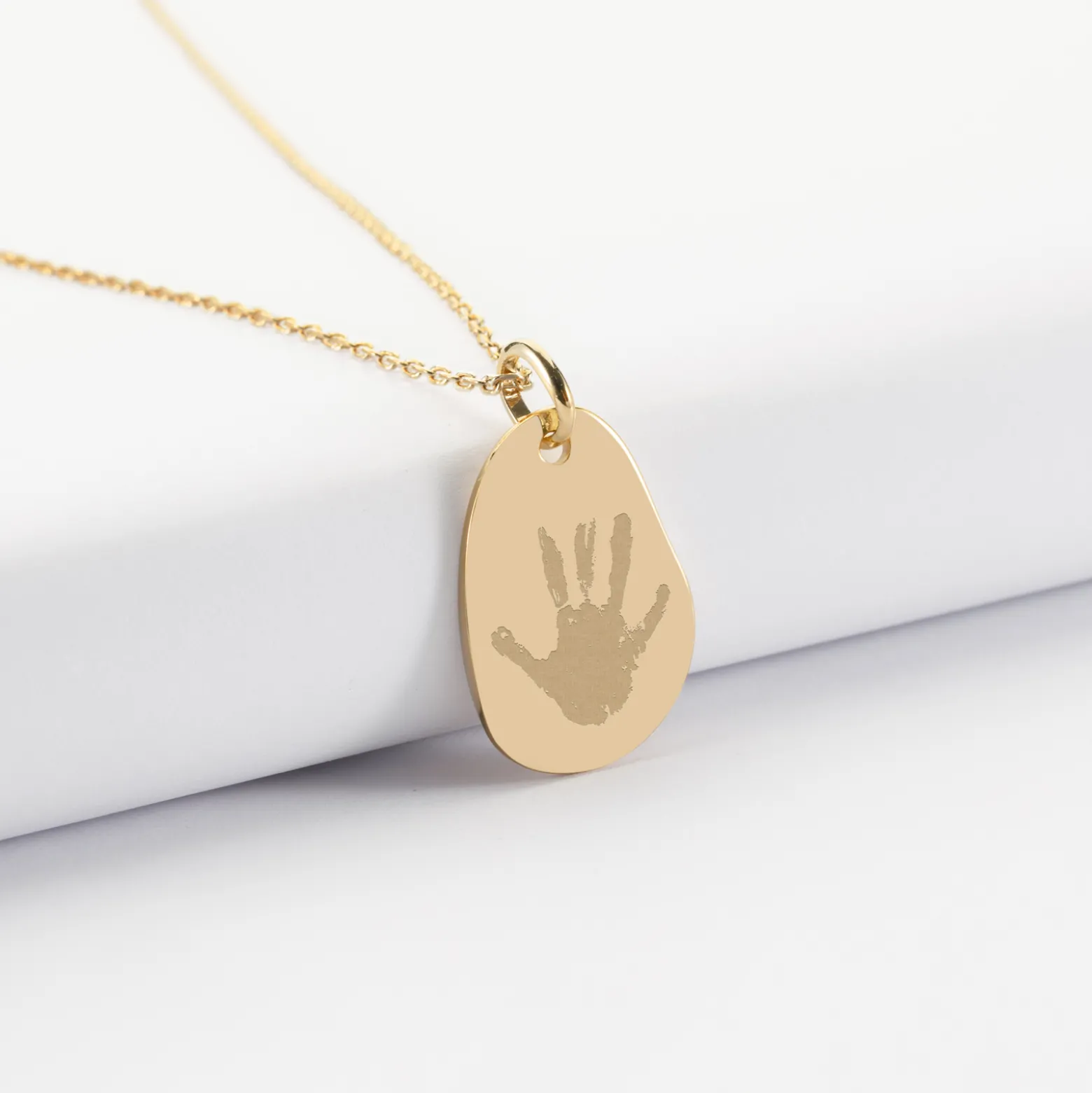 Pendentif personnalisé médaille gravée martelée plaqué or goutte 19x21 mm