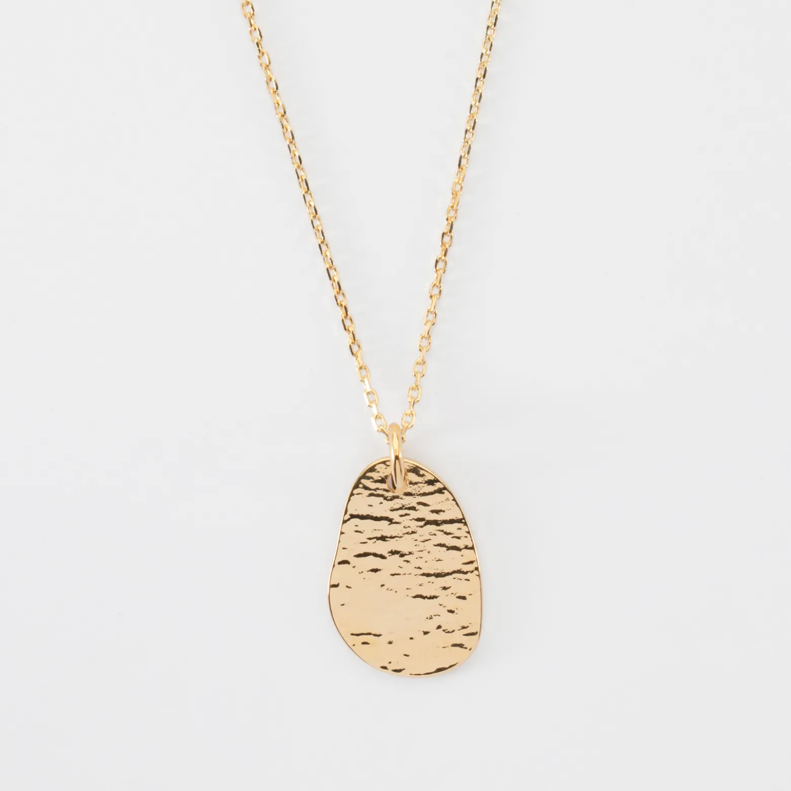 Pendentif personnalisé médaille gravée martelée plaqué or goutte 19x21 mm