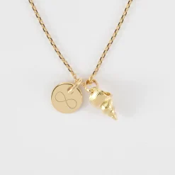 Pendentif personnalisé médaille gravée plaqué or 10 mm et breloque coquillage scalaire 12 mm