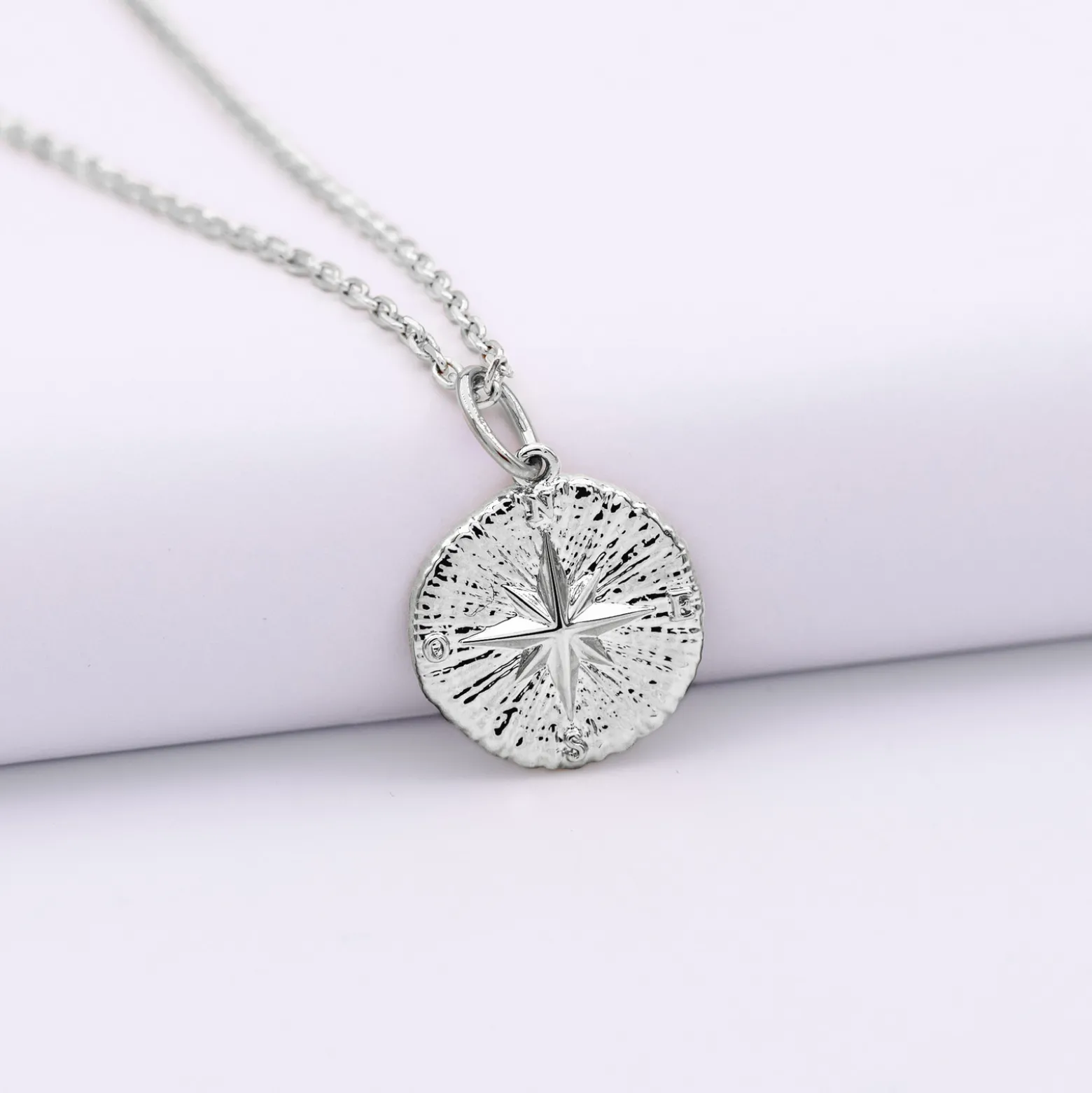 Pendentif personnalisé médaille gravée argent rose des vents texturée 14 mm