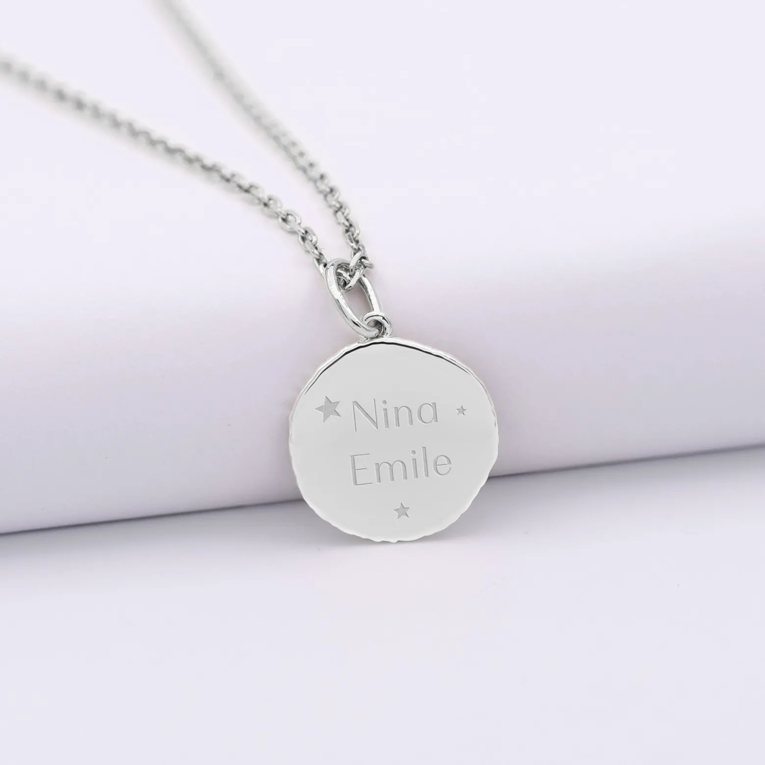 Pendentif personnalisé médaille gravée argent rose des vents texturée 14 mm