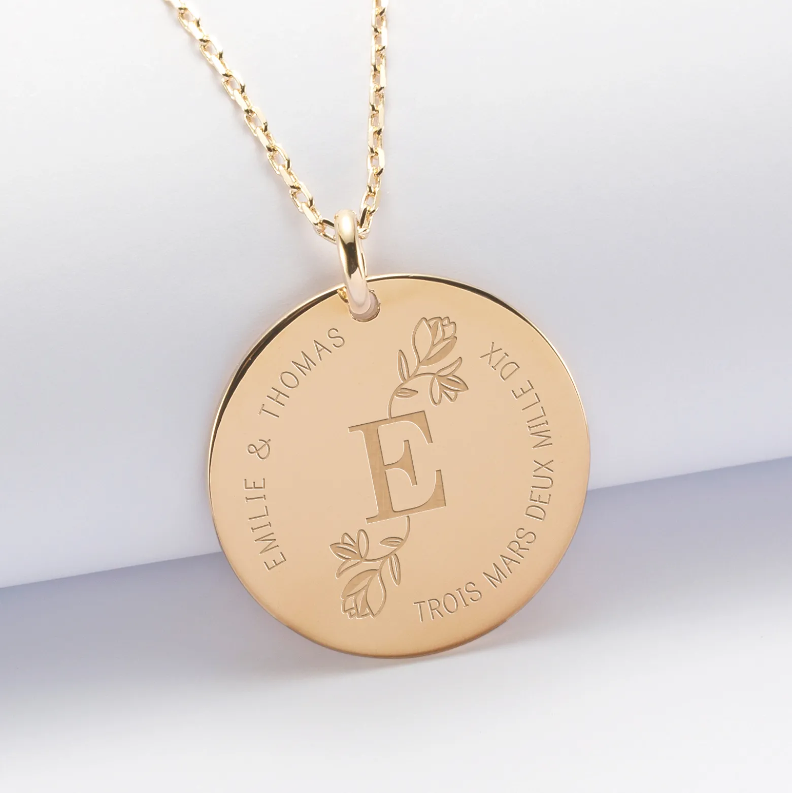 Pendentif personnalisé médaille gravée plaqué or 27 mm - édition spéciale "Initiale Florale" - Nos petits imparfaits