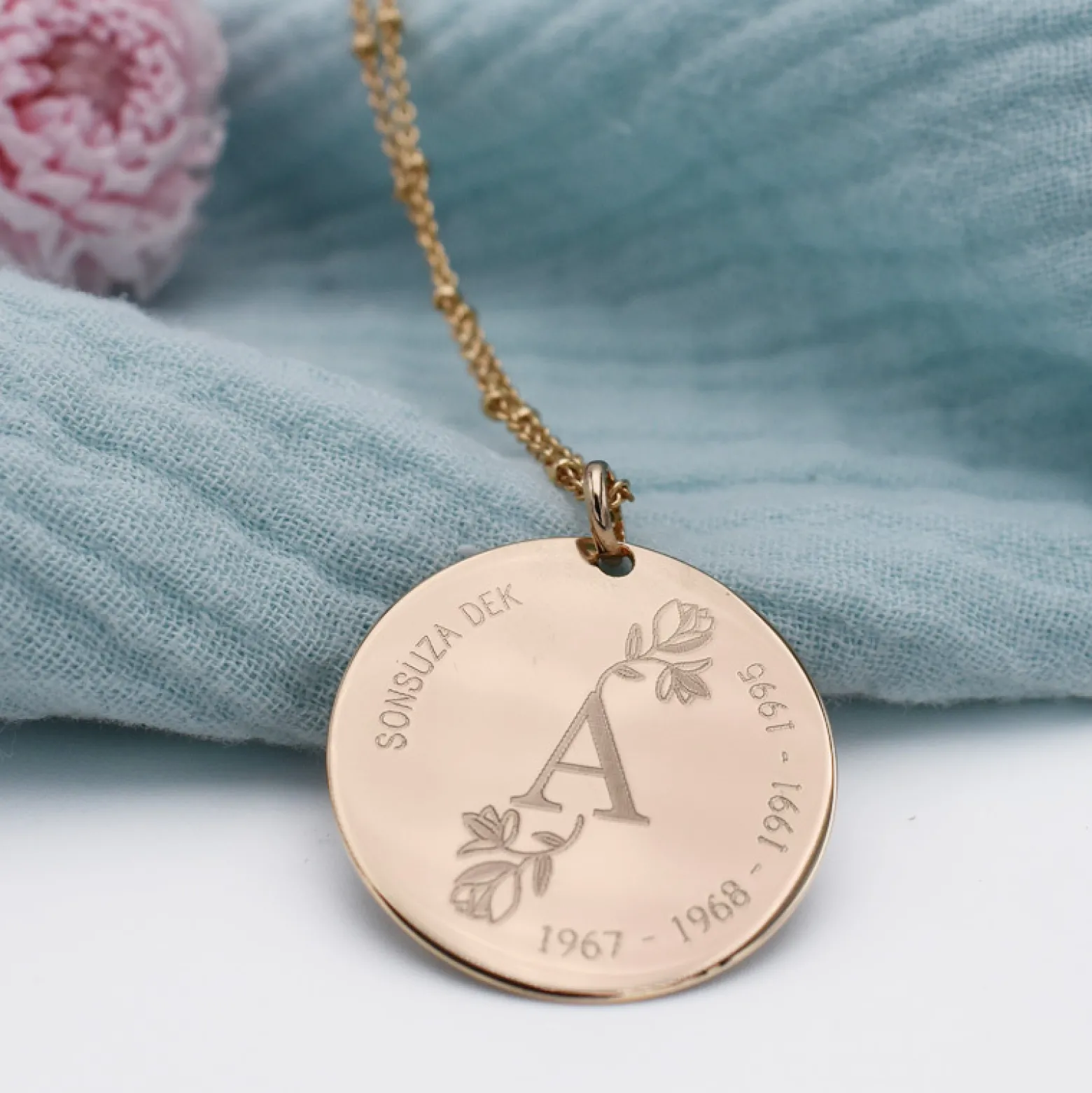 Pendentif personnalisé médaille gravée plaqué or 27 mm - édition spéciale "Initiale Florale" - Nos petits imparfaits