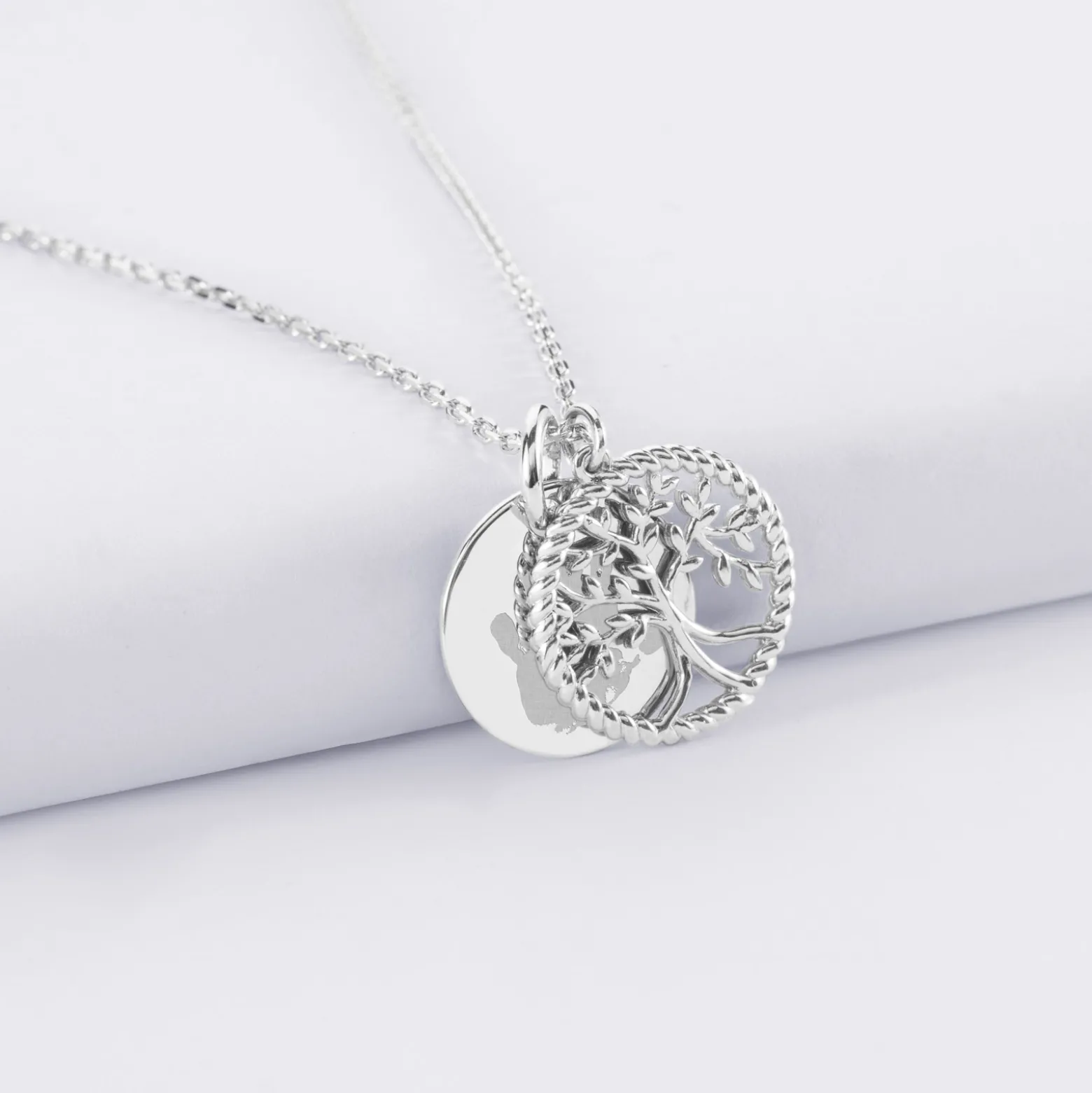 Pendentif personnalisé médaille gravée argent 15 mm et breloque arbre de vie contour torsadé 16 mm