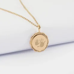 Pendentif personnalisé médaille contour fleur gravée plaqué or 15 mm