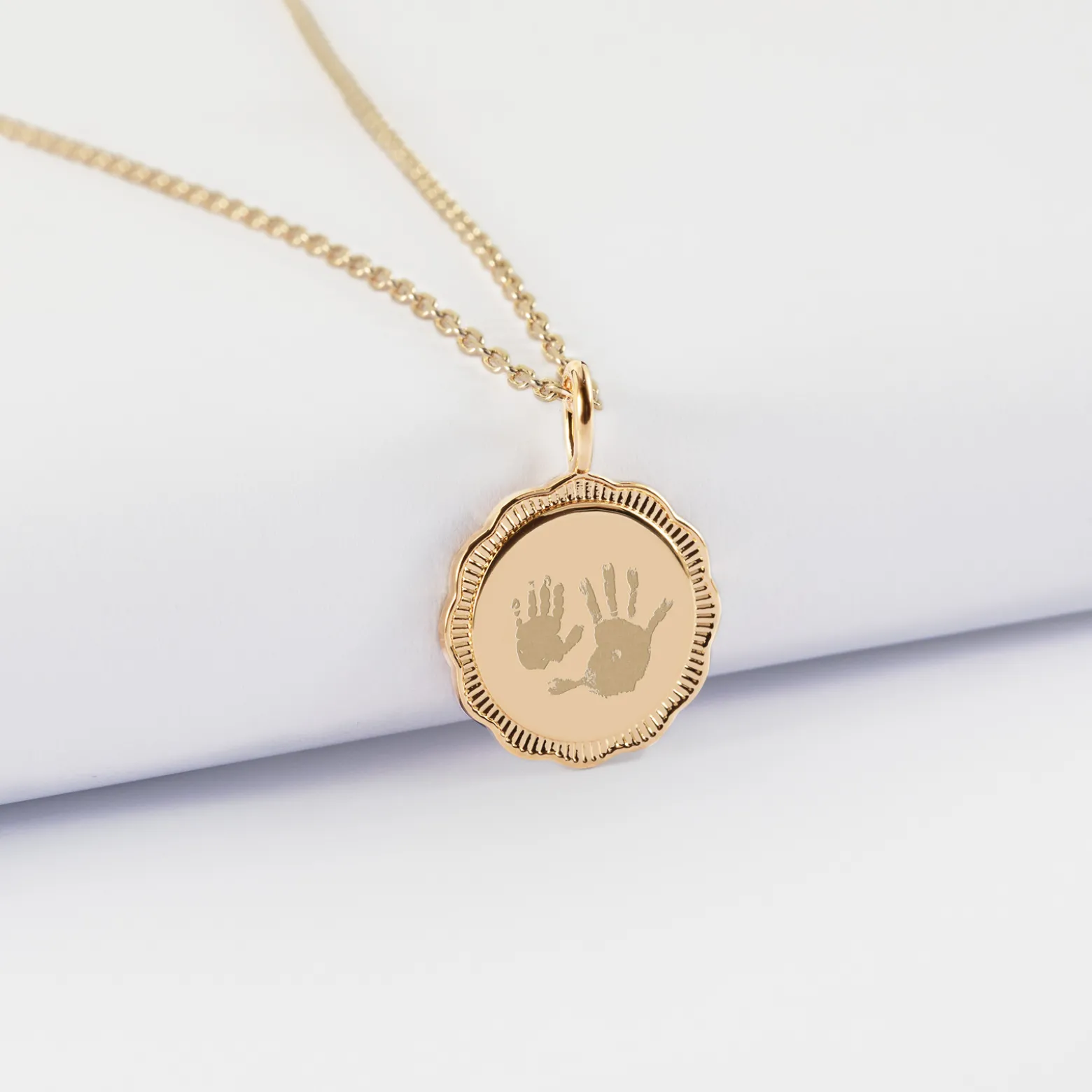 Pendentif personnalisé médaille contour fleur gravée plaqué or 15 mm
