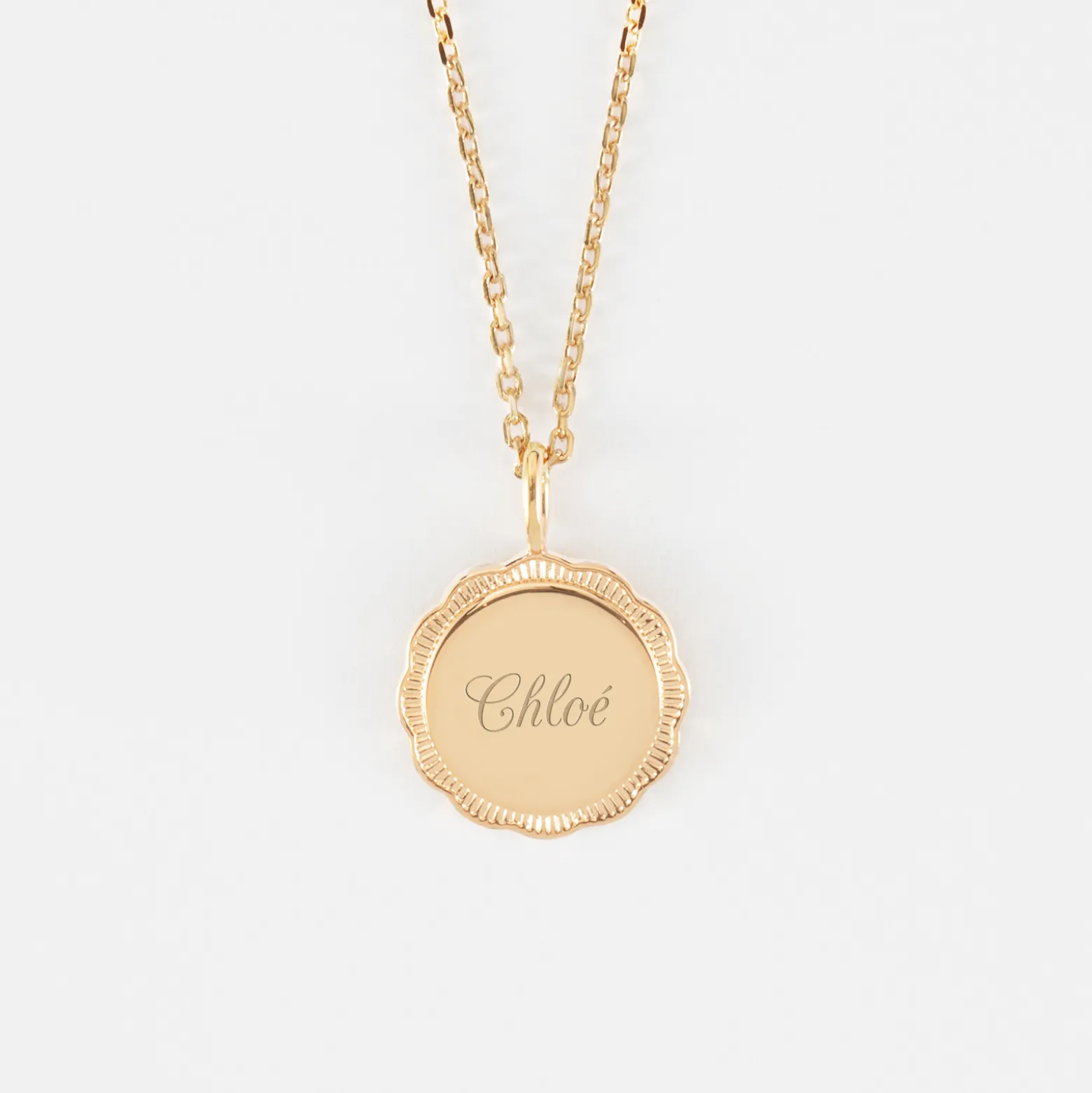 Pendentif personnalisé médaille contour fleur gravée plaqué or 15 mm