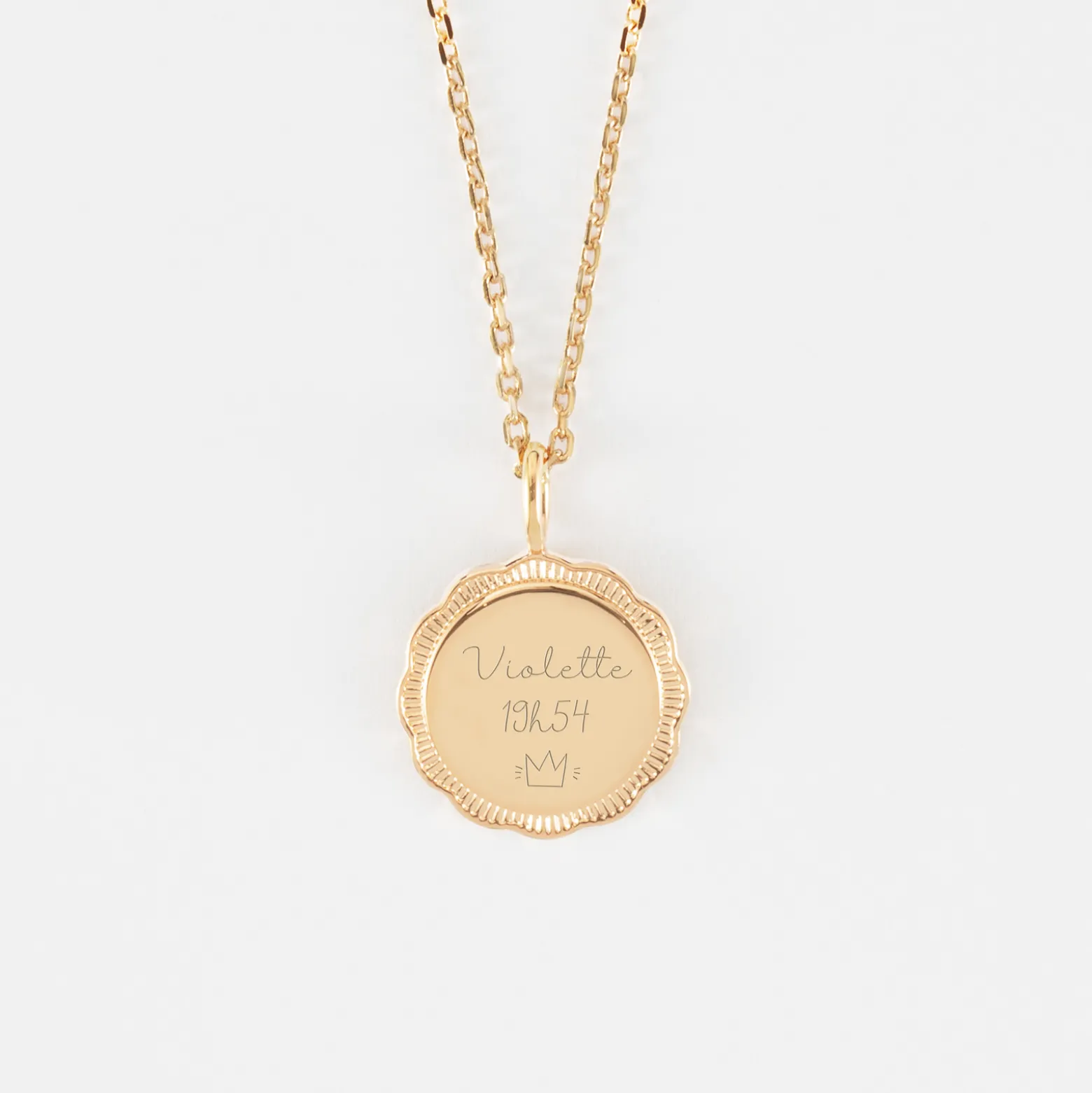 Pendentif personnalisé médaille contour fleur gravée plaqué or 15 mm