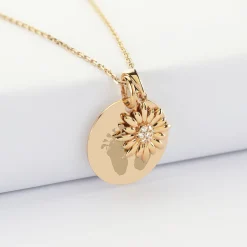 Pendentif personnalisé médaille gravée plaqué or 19 mm et breloque marguerite scintillante 13 mm