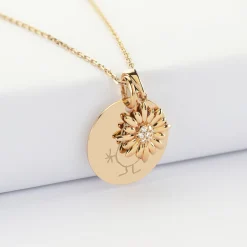 Pendentif personnalisé médaille gravée plaqué or 19 mm et breloque marguerite scintillante 13 mm